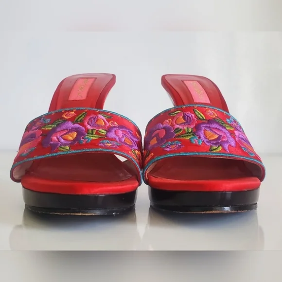 Betsey Johnson Janika Heels Mules Sandals Red Satin Embroidered Floral Size 7.5 - Picture 3 of 14